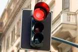 如何順利通過紅綠燈-2017科目三路口遇信號燈通過技巧